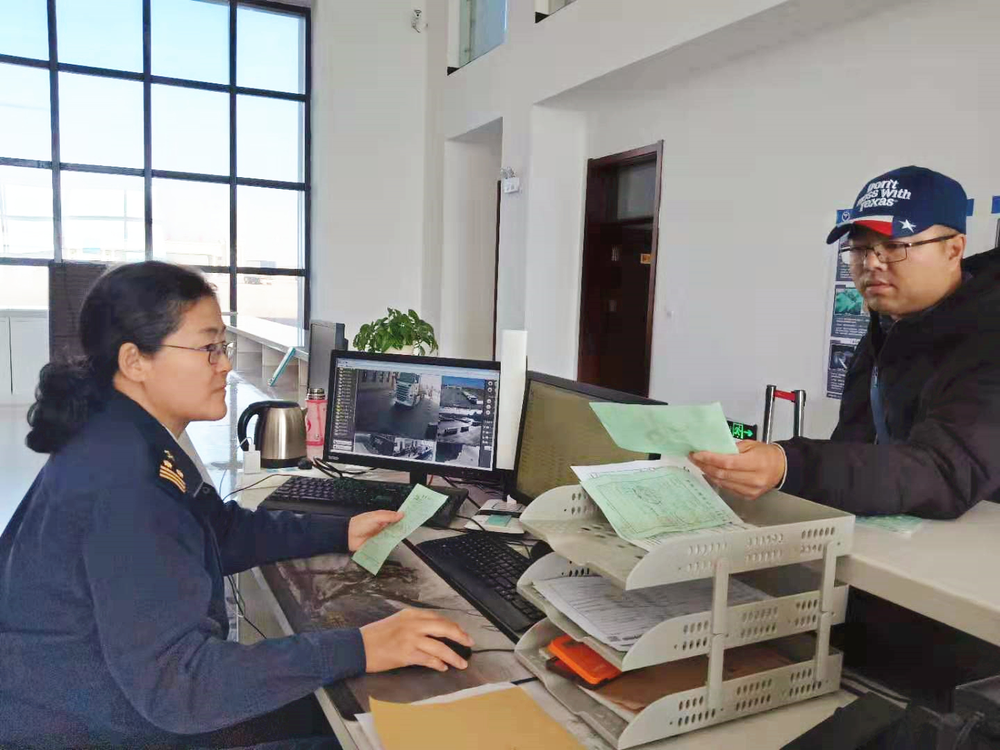 图为:海关为首单“两步申报”业务办理手续.jpg