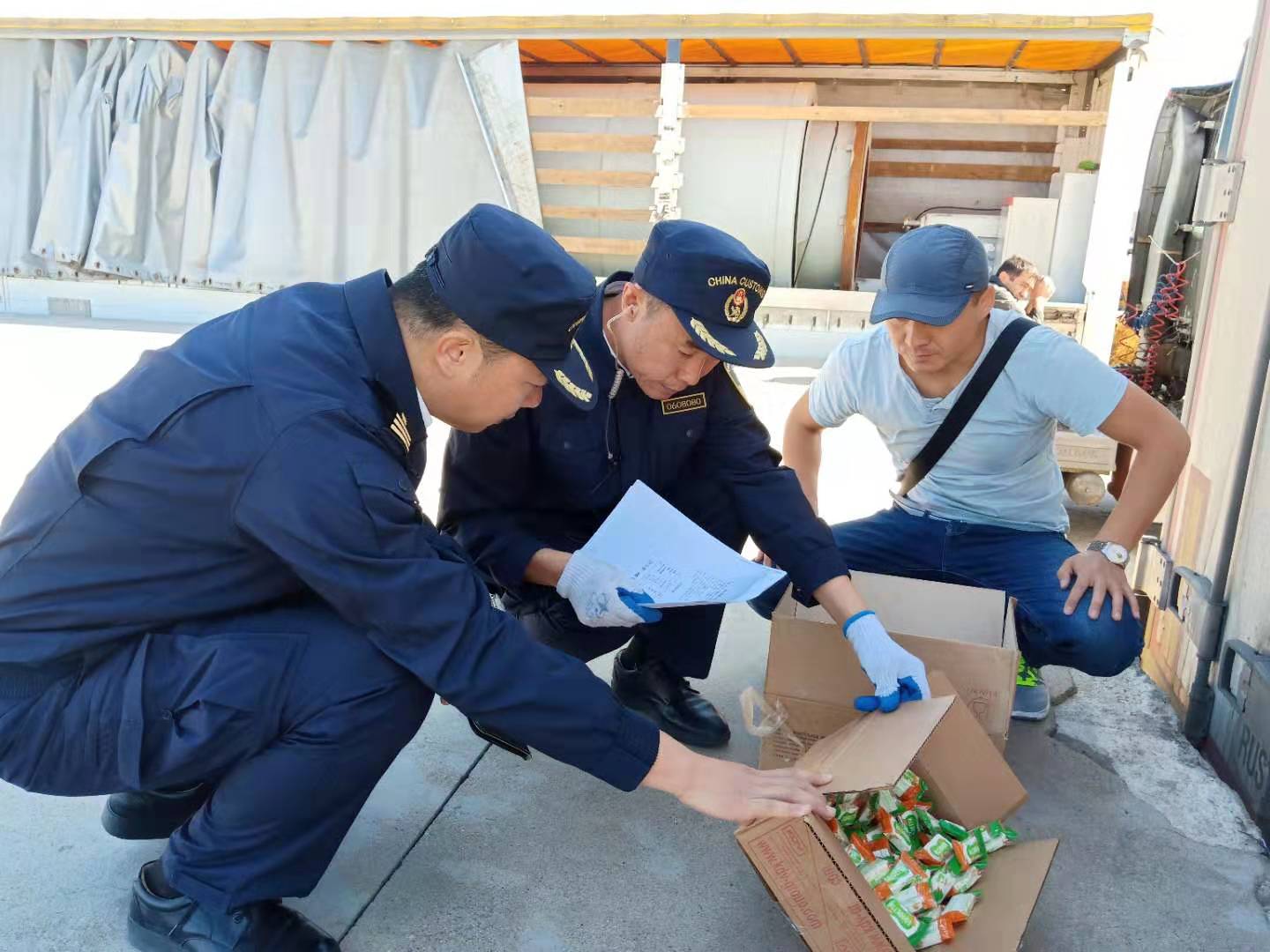图为：海关正在对进口预包装食品标签进行检验  （杨旭 摄）.jpg
