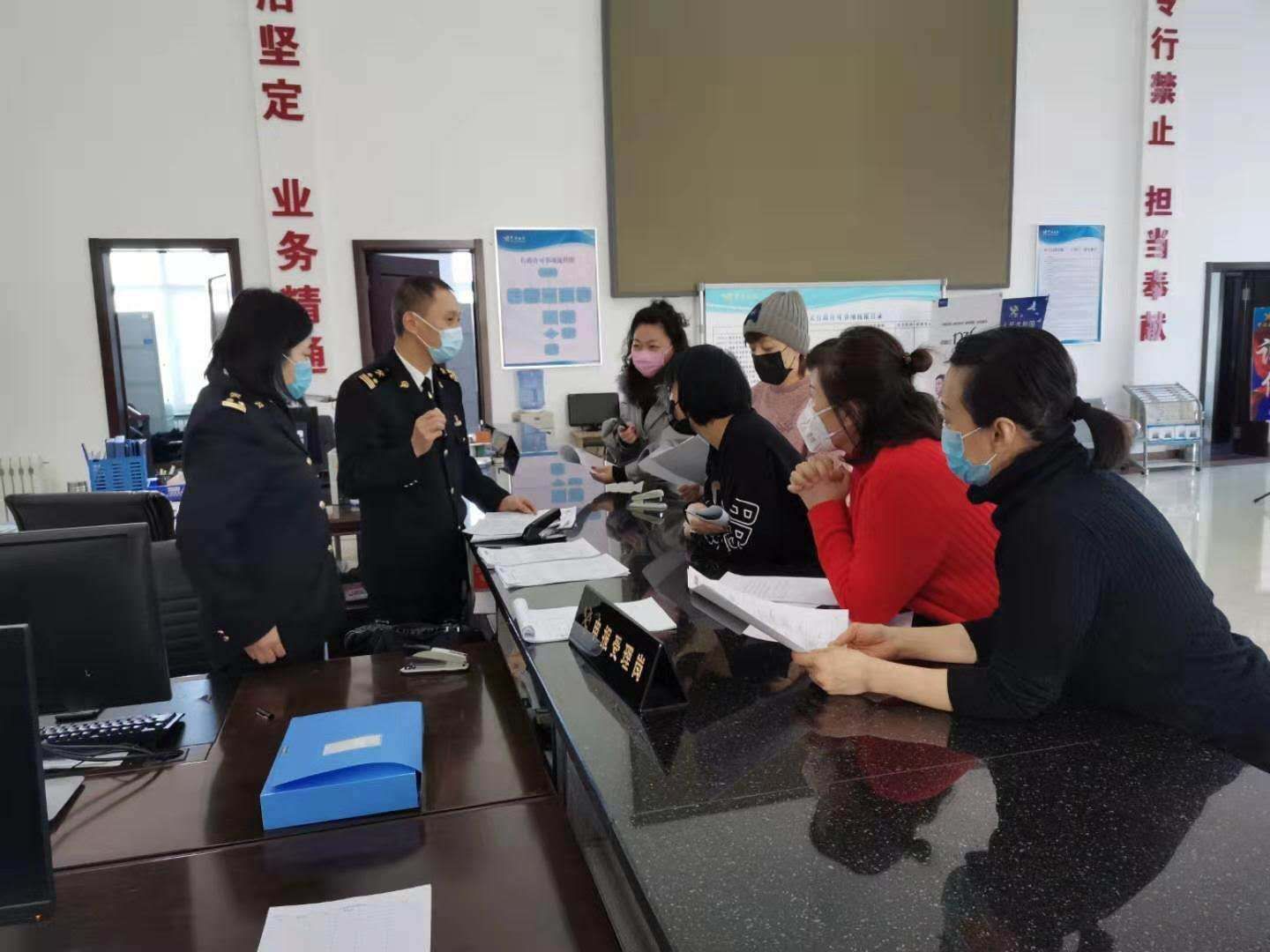 图为：海关关员为复工企业讲解海关相关政策 张聪 摄.jpg